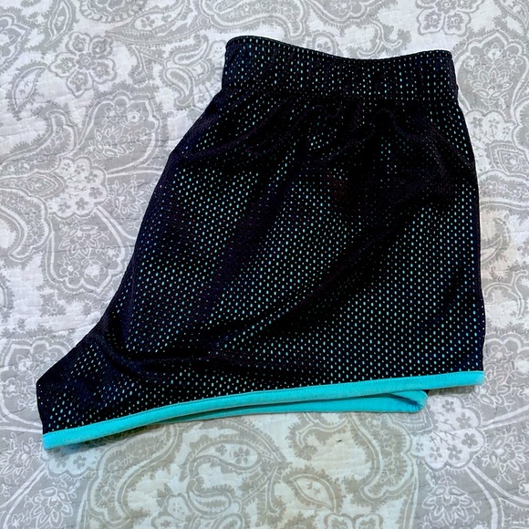 UNDER ARMOUR RUNNING SHORTS! WOMENS M- NWOT - Picture 5 of 5